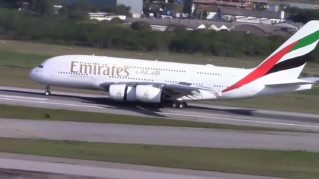 空中客机A380大型客运飞机在机场完成起降