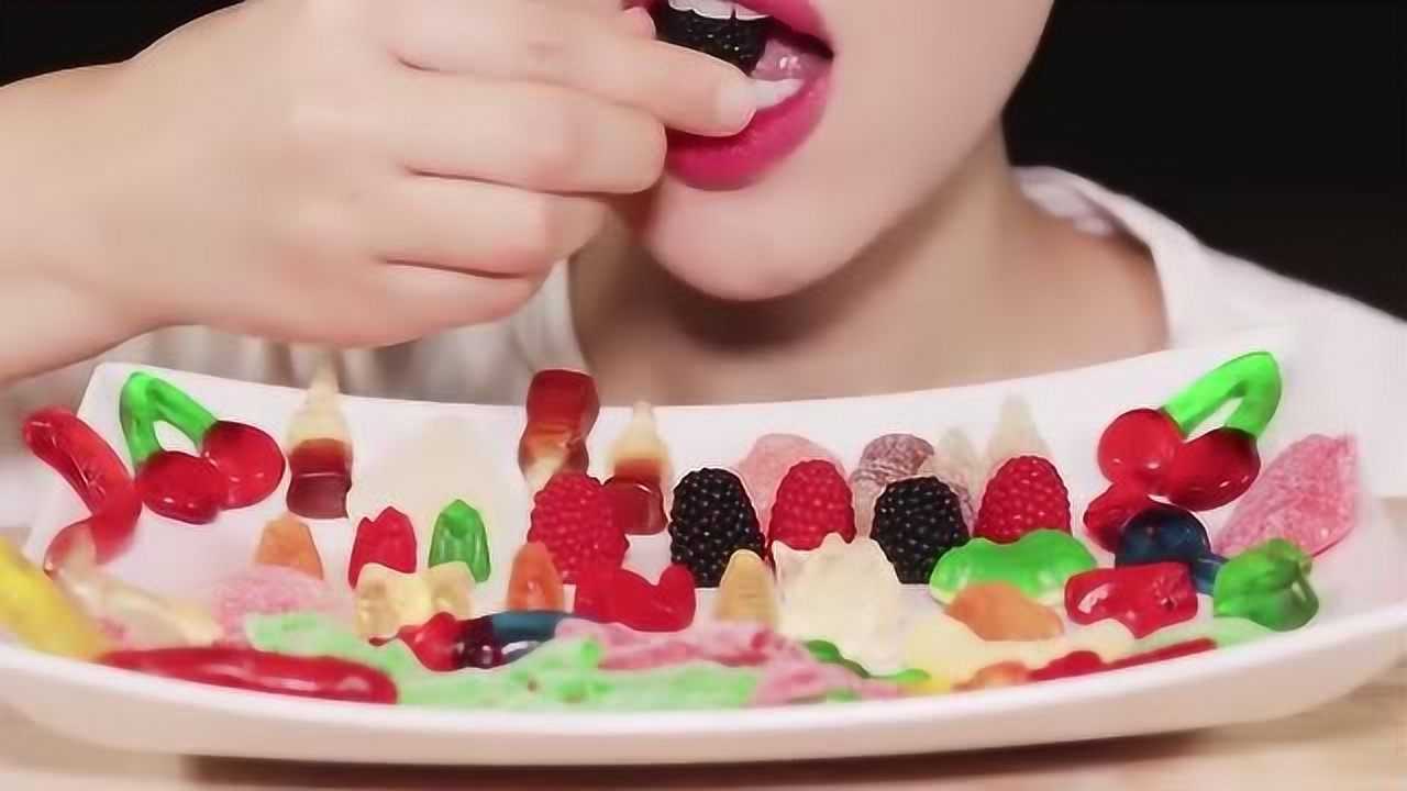 吃货圈:这次吃五颜六色的软糖,发出的咀嚼声,吃得真过瘾!