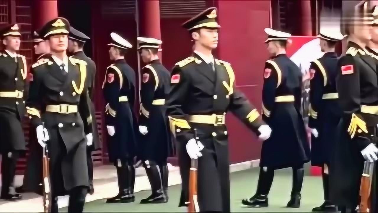 仪仗兵手握钢枪整装待发,这身军装显得军人更有气质了_腾讯视频