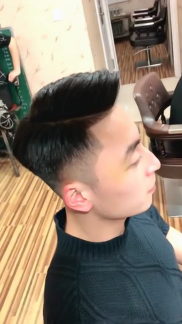 长脸的男生可以试试这款偏分发型剪完真的帅气有型