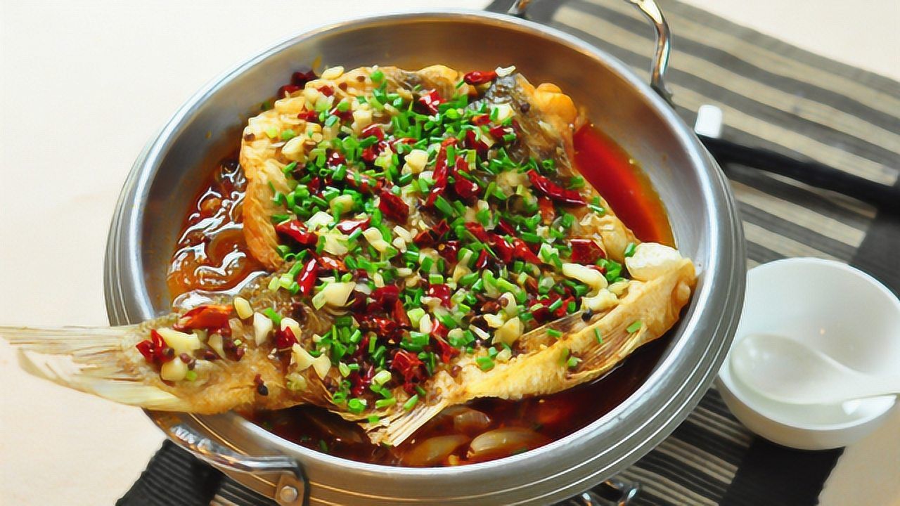四川人都爱吃的香辣干锅鱼在家做麻辣鲜香比外面做的好吃多了