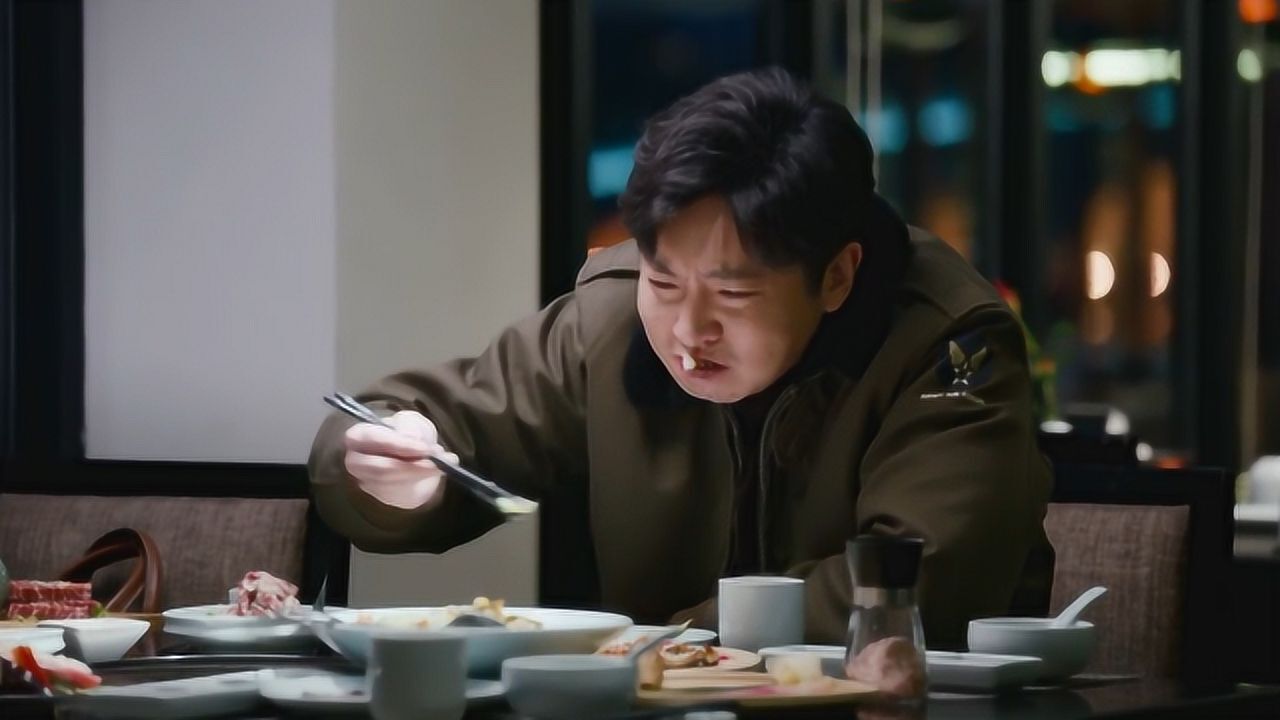 都挺好苏明成离婚后到餐馆吃饭自己一个人竟边吃边哭了起来