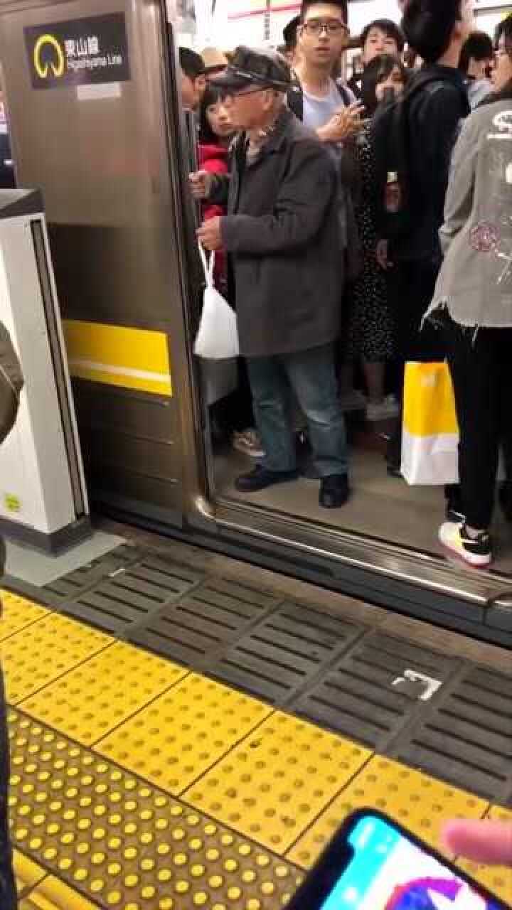 一老人反复用手阻止地铁关门导致地铁延误近1分钟
