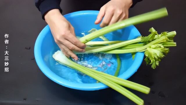 这才是切芹菜的正确方法,好看又好吃,学会记得告诉家人和朋友