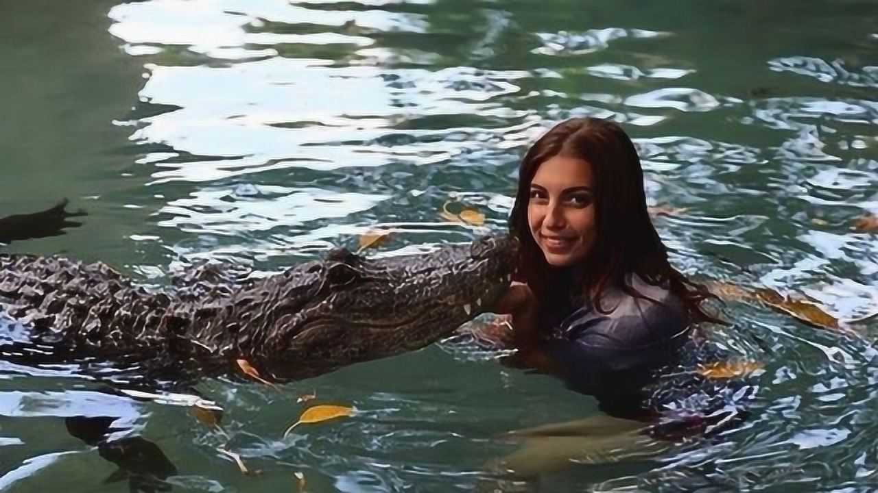 美女饲养员与鳄鱼为伴,与鳄鱼一起游泳,难道不怕被一口吃掉?