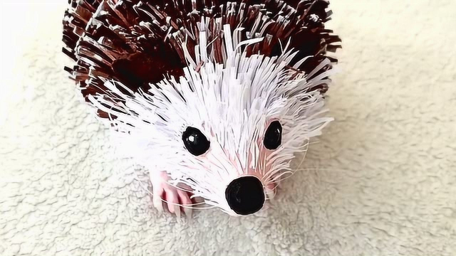 小姐姐教你用卫生纸筒制作一只小刺猬,学校的手工作业有着落了!