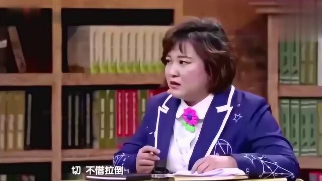 女同学脚太味,美女忍不住把自己的鞋给同学.