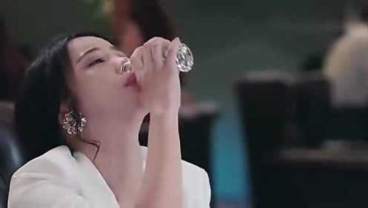 美女失恋在酒吧喝酒，醉酒后失去意识，被陌生男子抱走_电视剧_高清完整版视频在线观看_腾讯视频