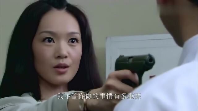 刘丛丹电视剧作品  特务用枪瞄准姑娘的脑袋,以为赢了,谁知,姑娘盖世