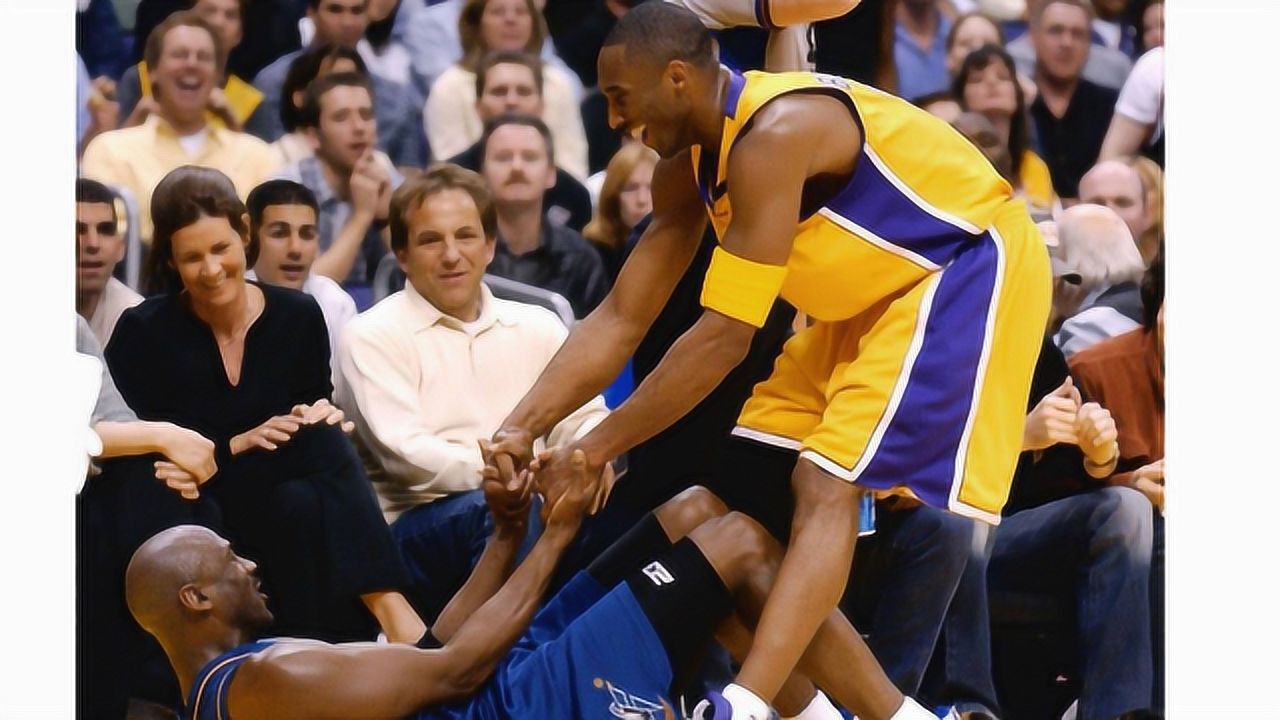 nba感人时刻!科比拉起摔倒的乔丹握在一起,两人惺惺相惜