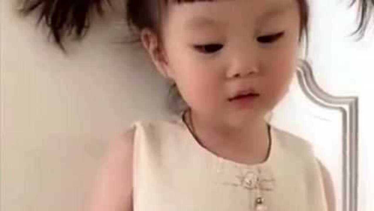 小萝莉：尿裤子的原因是啥呢？我憋不住了，小情人太可爱了！_高清