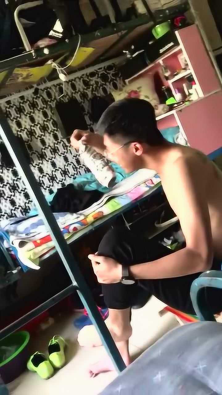 帅哥闻刚踢完足球的袜子，就闻了一下，自己都受不了了！_腾讯视频