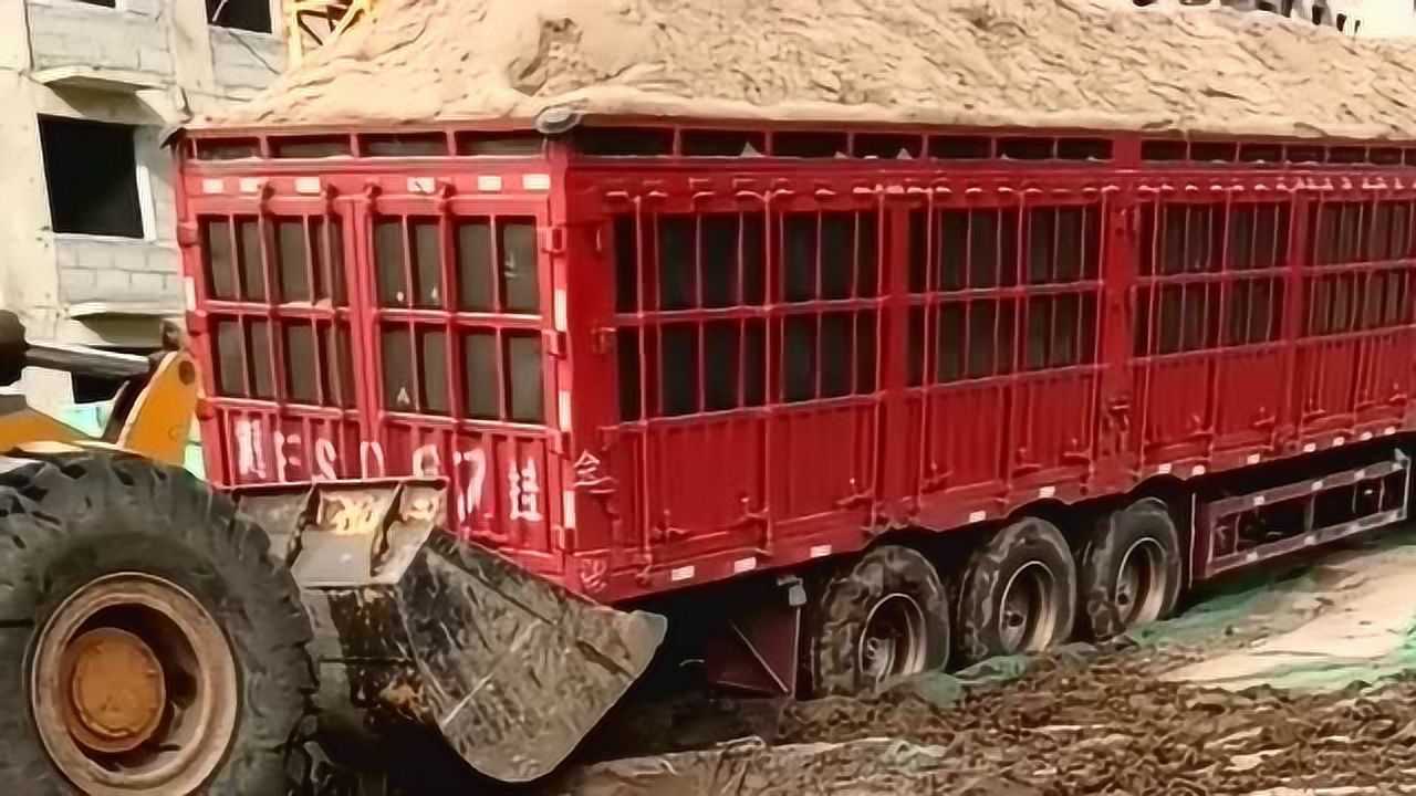 严重超载的13米高栏半挂车