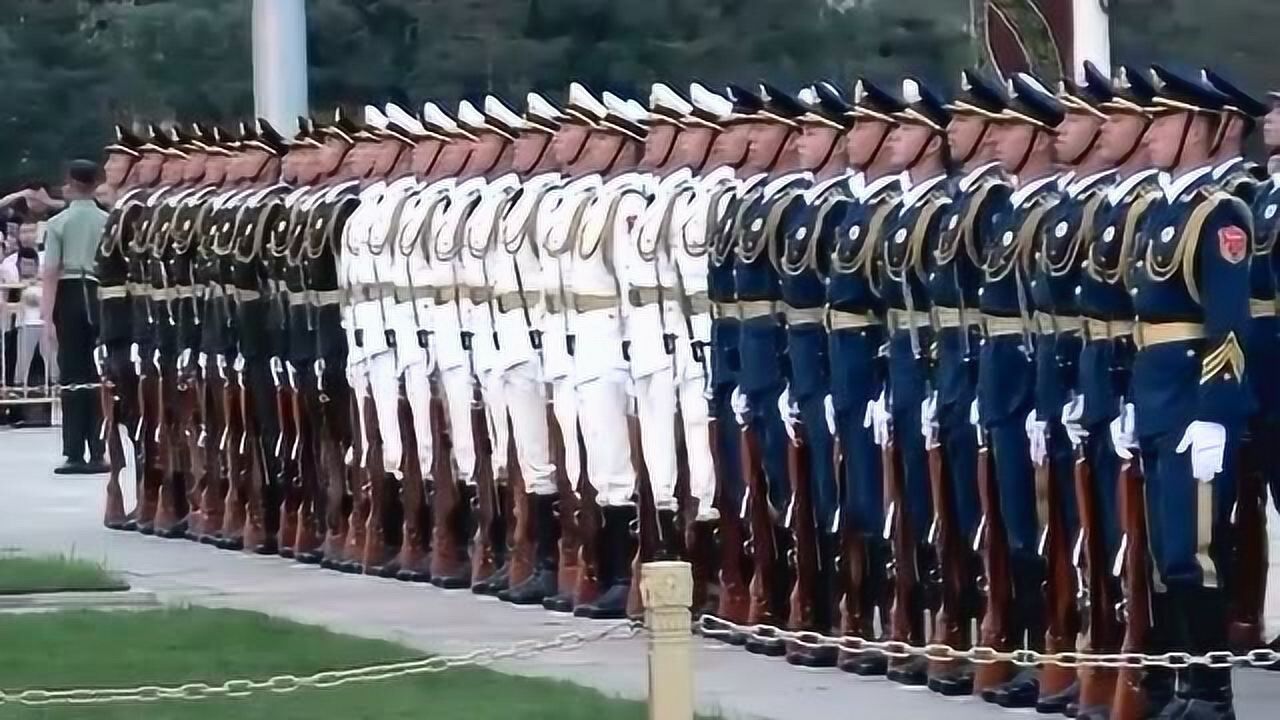 三军仪仗队三种不同颜色军装，代表陆海空，在国旗下身姿超帅！_高清