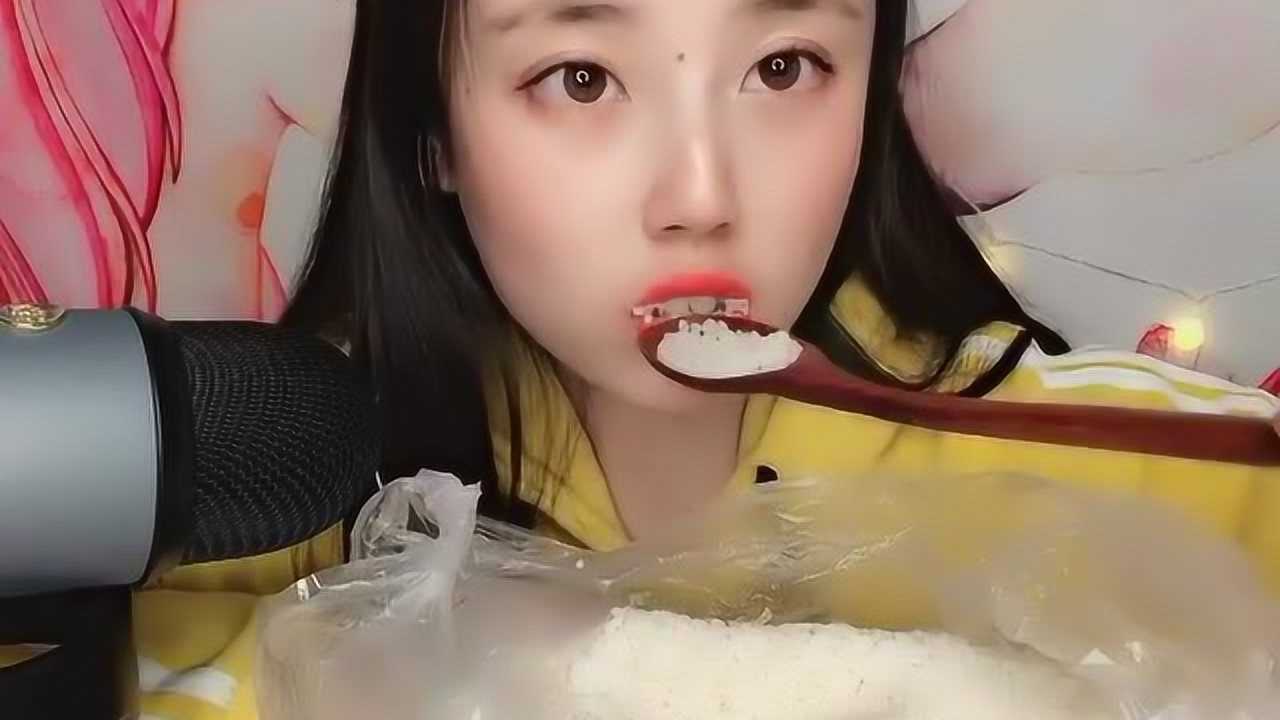 美女直接生吃大米清脆的咀嚼声绝对是声控最爱