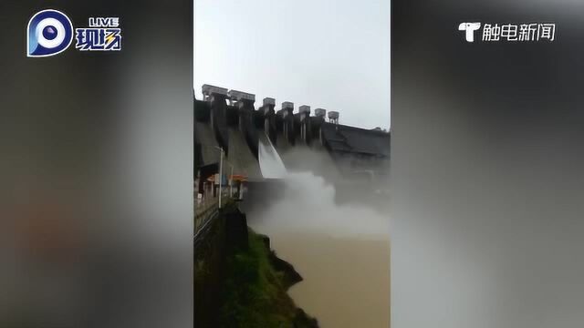 河源遭特大暴雨袭击 龙川县枫树坝水库开闸泄洪