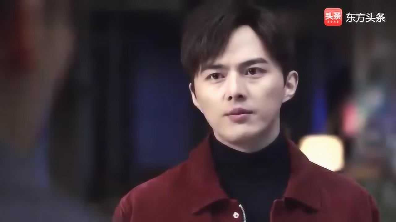 橙红年代光明右使阿瑟身亡刘子光心痛不已记忆也逐渐复苏