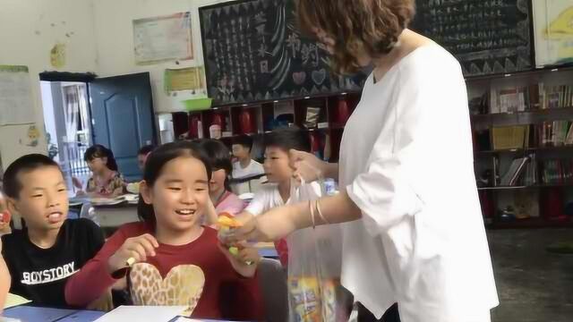 班主任用零食奖励学生2年,孩子们疯狂打call:老师我粉你了