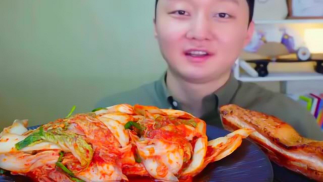 韩国大胃王吃烤肉和泡菜,直接整条啃,太过瘾了,香辣脆爽很美味