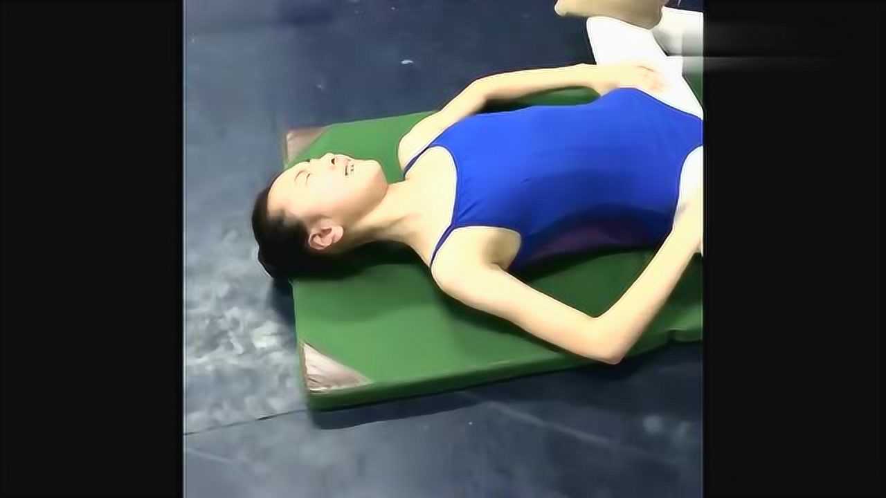 舞蹈训练课上教练帮助学生踩胯小姑娘疼的大声哭让人受不了