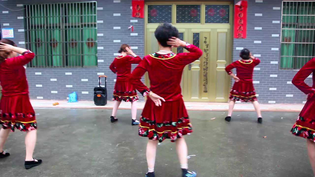崇阳县青山镇城万村广场舞队#爱情十八拍