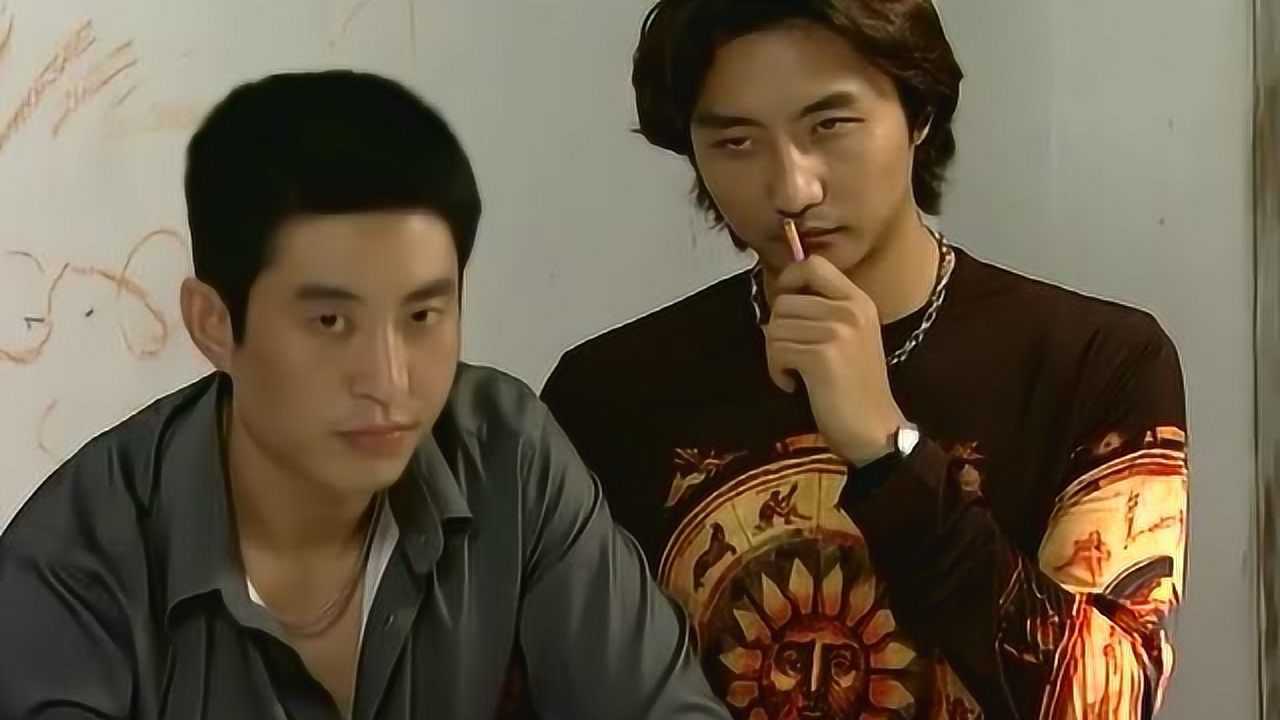 插翅难逃小伙子基本常识都没枪口不朝人都不知道挨骂了吧