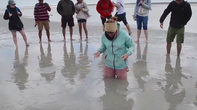 如果陷入流沙如何才能自救,美女进入流沙演示,镜头记录全过程