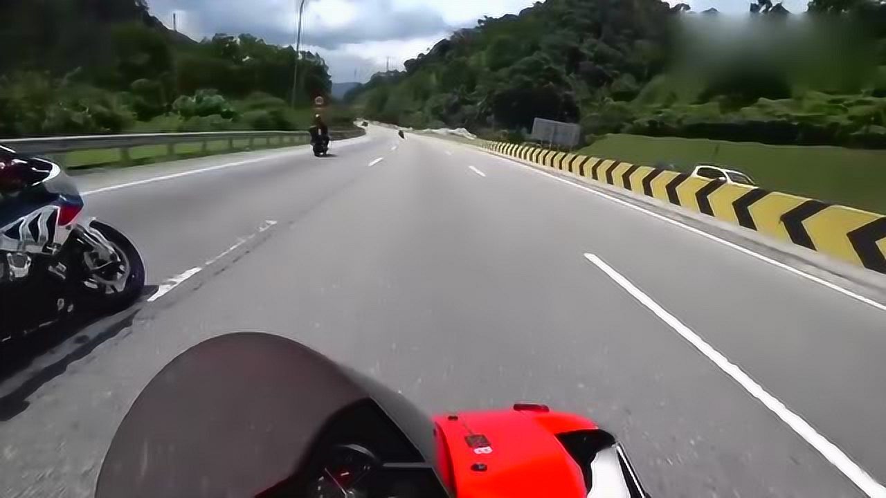 宝马s1000rr在公路上演极速狂飙这压弯技术真的很佩服1