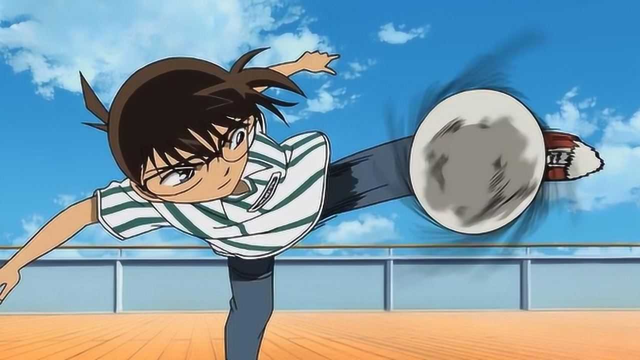 柯南花式踢足球,网友:被侦探事业耽误的足球天才!