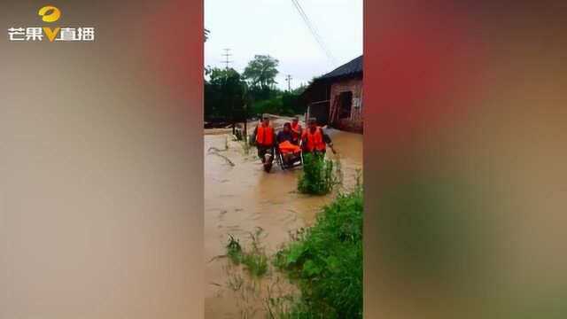 邵阳洞口强降雨致河水上涨超警戒水位1米,老人和小孩被围困