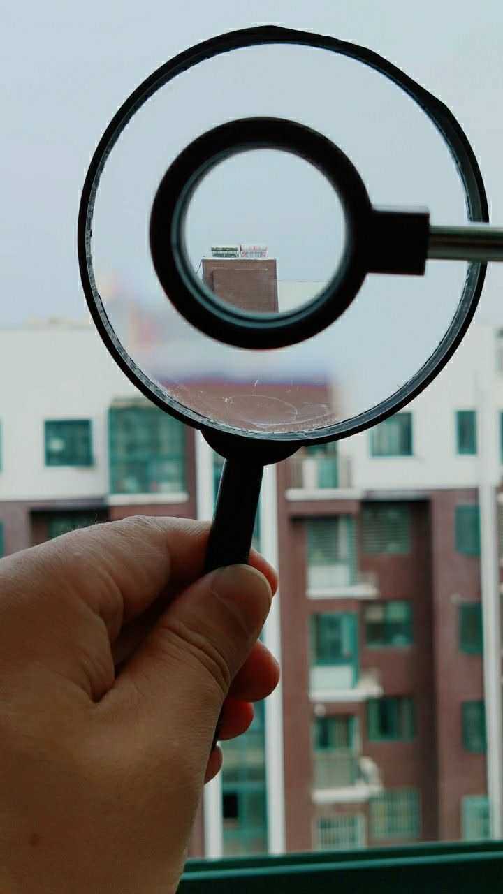 一个凸透镜和一个凹透镜可以组装出一个简易望远镜
