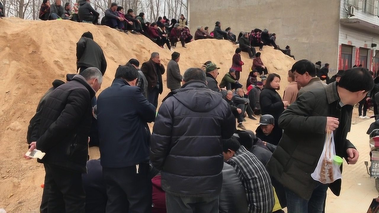 农村老人庙会上摆象棋残局,引得众人围观,却无人能解