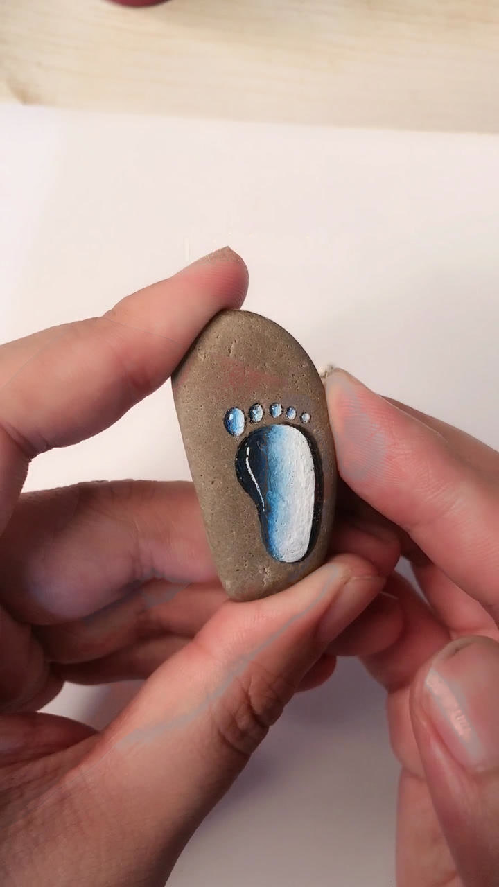 石头画:小脚丫