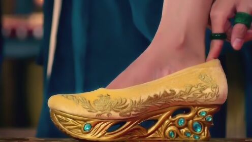 太子拿出一个黄金高跟鞋，谁能穿上这个鞋子，谁就是太子妃！