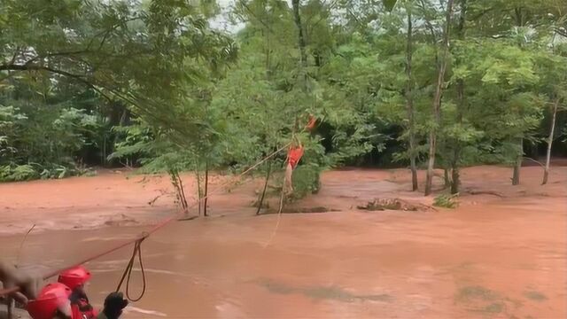 被洪水围困 简阳一男子爬树上 消防隔河救援