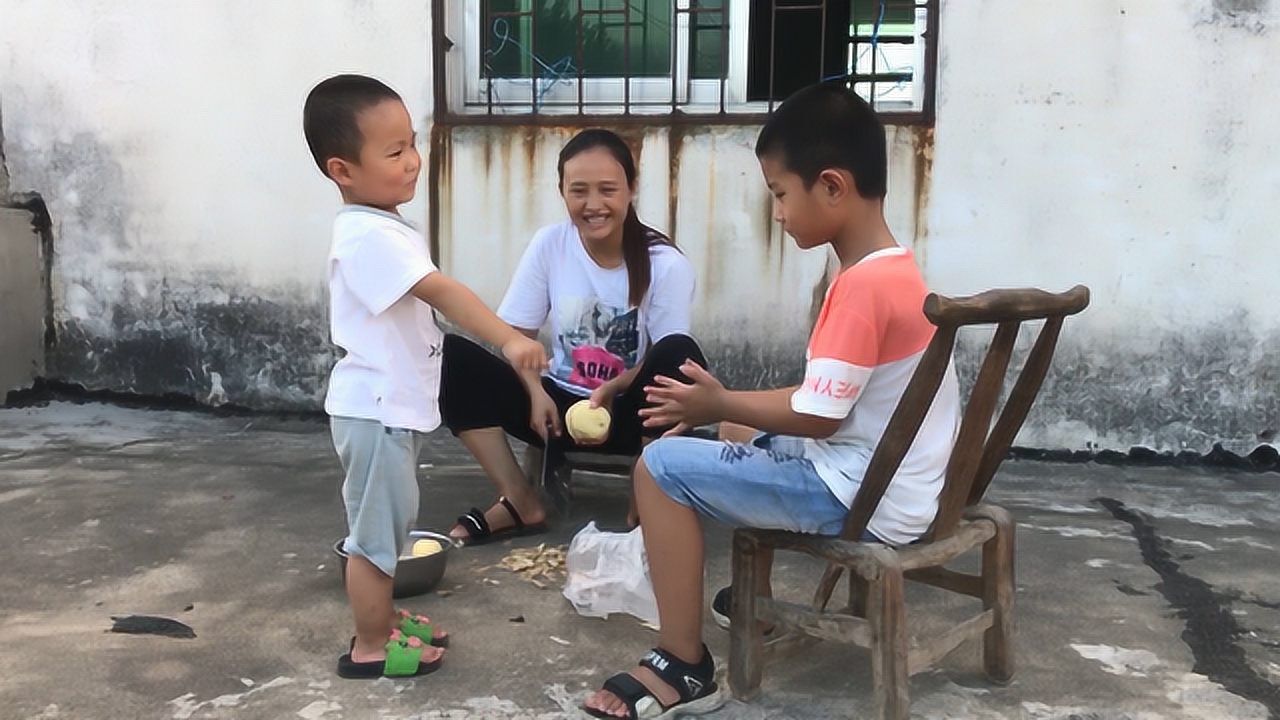 农村妈妈问2岁儿子娶媳妇要花多少钱儿子说出数字妈妈笑了