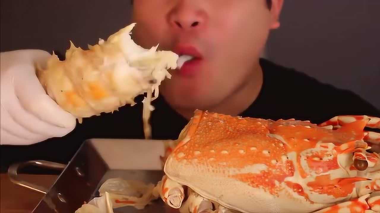 韩国大胃王胖哥,吃一只巨型龙虾,大口啃肉,太过瘾了