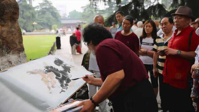 别人晨练唱歌跳舞,他画奔马,既锻炼了身体还能挣钱