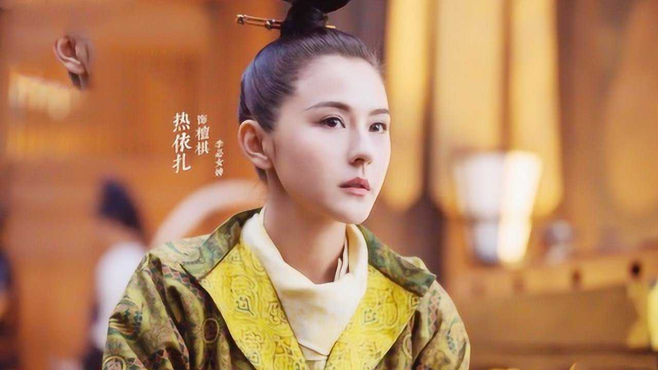 "檀棋"热依扎机场吊带装引争议,高情商回应:继续努力减肥