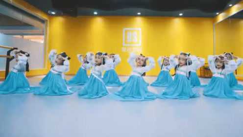 单色少儿班中国舞《雨中花》，小朋友们跳舞步调一致，认真的完成每一个动作