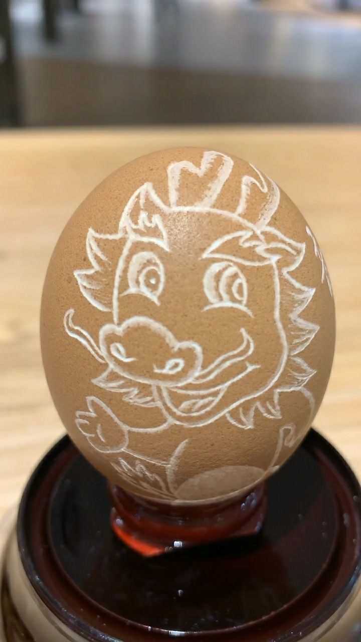 鸡蛋上不仅能刻风景,十二生肖也没问题,想要雕刻什么快告诉我吧