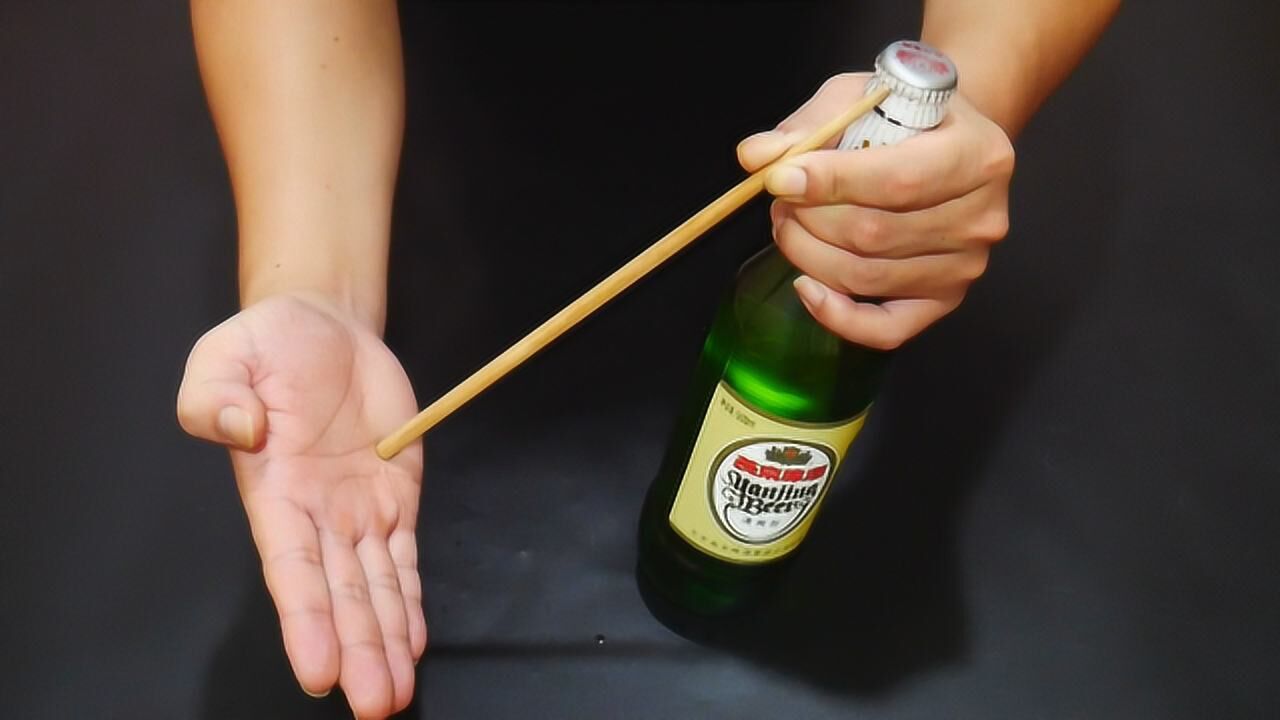 网上很火的筷子开啤酒,原来这么简单,学会在朋友面前露一手
