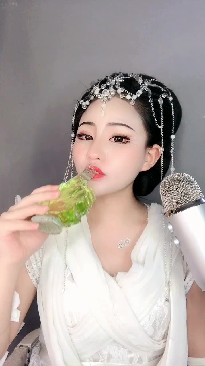 古装美女一口喝完