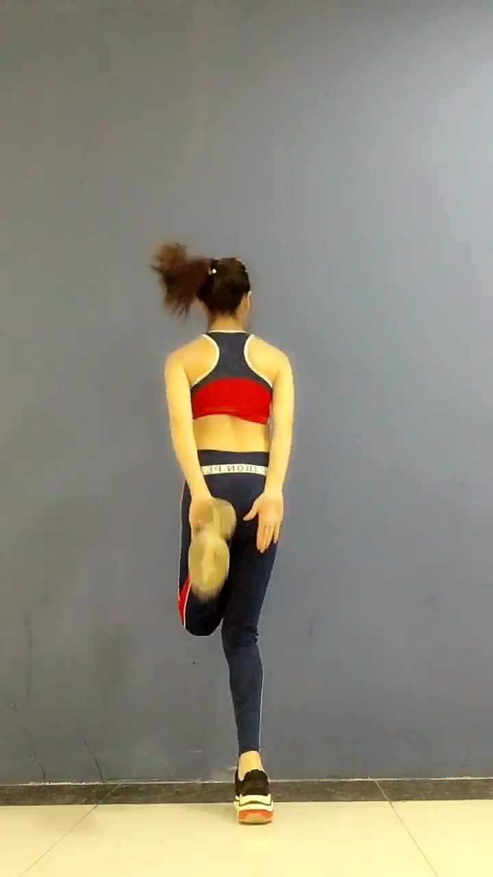 这个是后踢腿原地跑的动作看着简单你能坚持几分钟