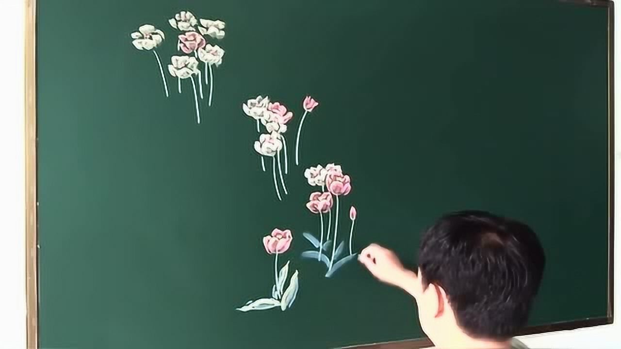 蝴蝶和花一组漂亮的画面,竟是老师用粉笔画的