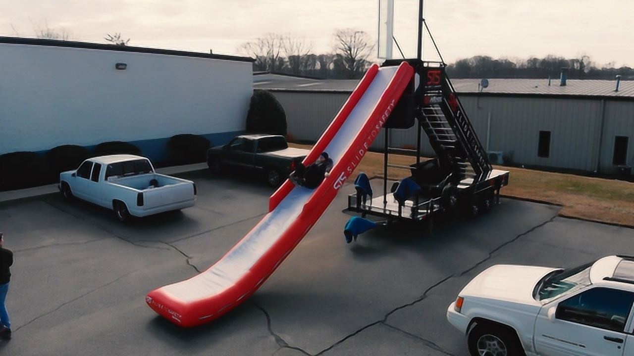 大叔发明"充气"逃生滑梯,6秒内迅速展开,3秒逃离到地面