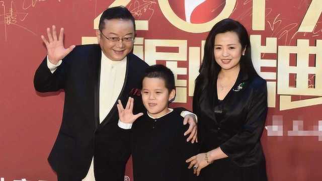 71岁王刚近照曝光,三婚老婆年轻貌美,小儿子与外孙同岁