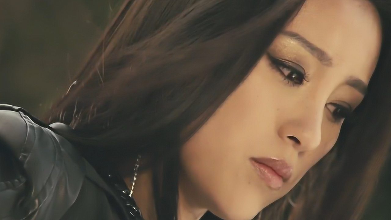 极限抱着美女的大腿只恳求不要伤害鹦鹉不然女友就没命了