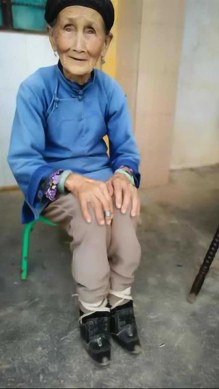 传说中的三寸金莲这脚也太小了走路不会痛吗啊