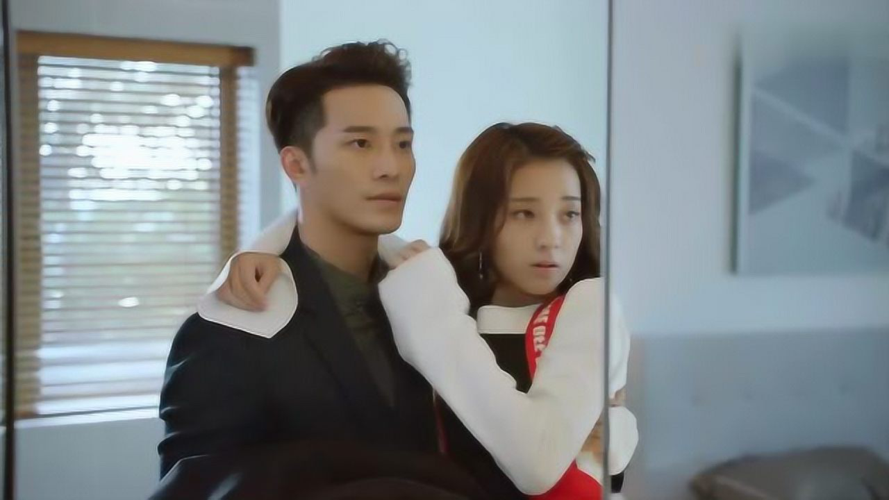 外星女生:徐志贤公主抱万鹏照镜子,给她洗脸时,亲吻对方,好甜